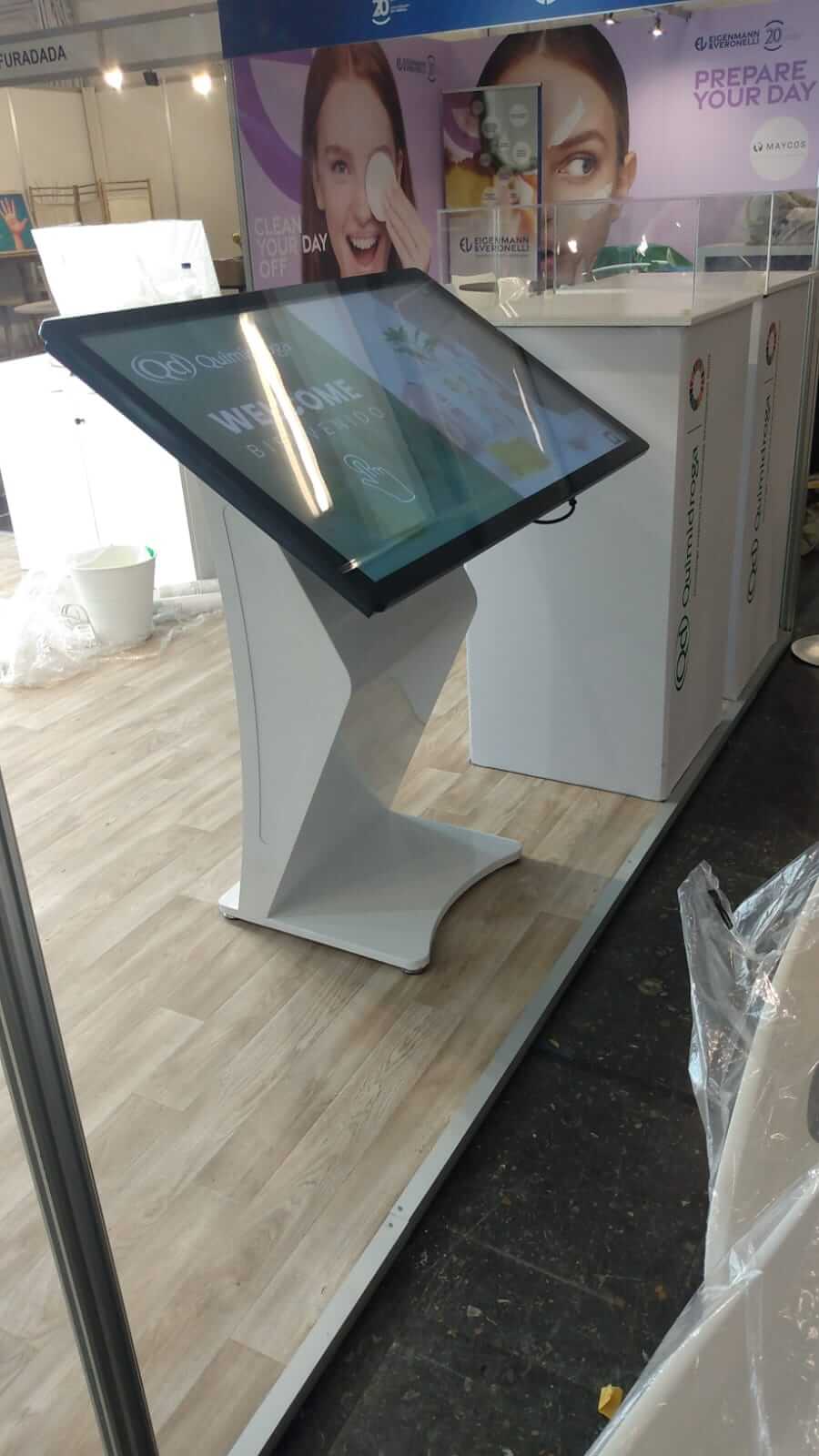 rental touch-screen kiosk barcelona