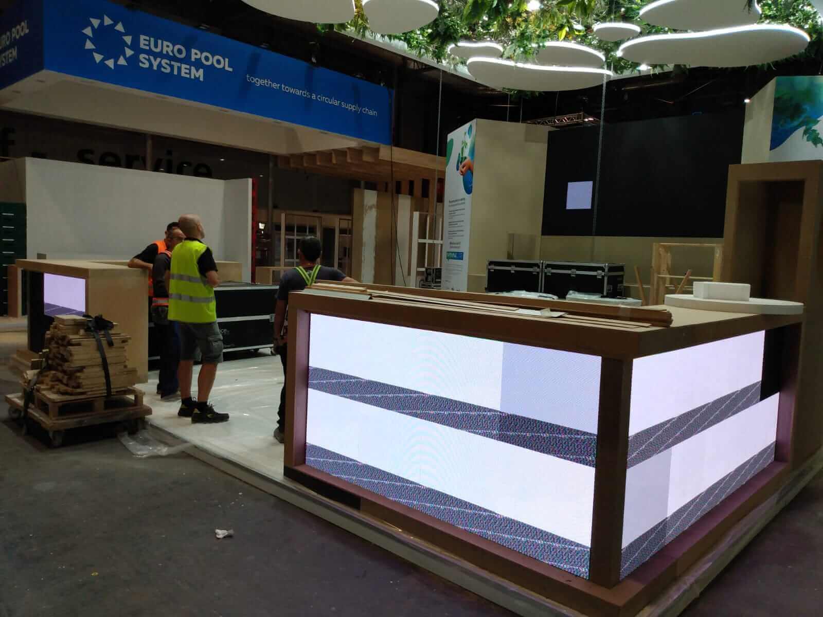 assembly led screens fruit attraction