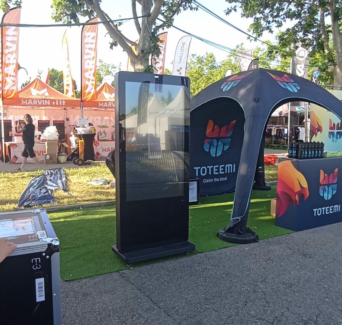 alquiler totems tactiles exterior